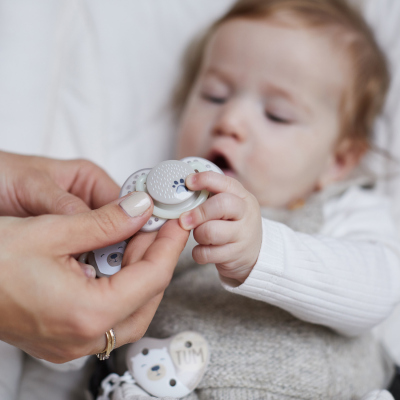 LOVI Dudlík svítící silikonový dynamický BUDDY BEAR 6-18m 2ks