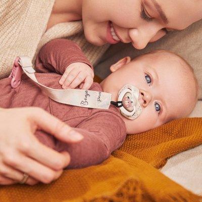 Canpol babies Stužka na dudlík s klipem BONJOUR PARIS růžová