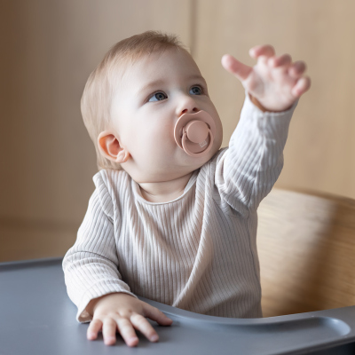 LOVI Dudlík svítící silikonový dynamický PRIME 6-18m 2ks Ivory/Blush