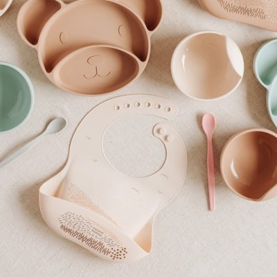 Canpol babies Silikonový bryndák s kapsou MOUNTAINS krémový