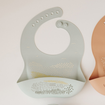 Canpol babies Silikonový bryndák s kapsou MOUNTAINS zelený