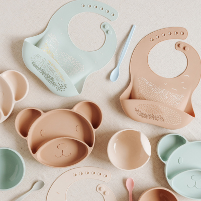 Canpol babies Silikonový bryndák s kapsou MOUNTAINS zelený