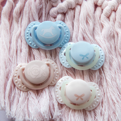 LOVI Világító mini szilikon dinamikus cumi BABY SHOWER 0-2hó 2db fiú