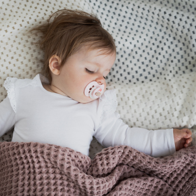 LOVI Világító szilikon dinamikus cumi CAPICHILL 6-18hó 2db lány