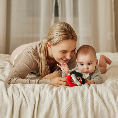 Canpol babies Kontrastní míček s chrastítkem SENSORY 