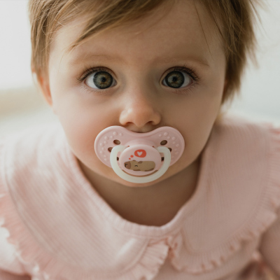 LOVI Cumlík silikónový dynamický CAPICHILL 6-18m 2ks dievča